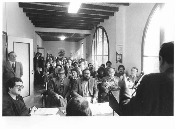 Inaugurazione del centro di formazione sindacale - Interno - Panoramica sulla sala - Rinaldo Scheda di spalle al microfono - Platea con il pubblico - Manifesto