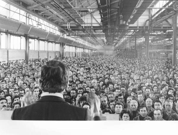 Fabbrica Alfa Romeo di Arese - Capannone - Interno - Celebrazione del 25 aprile - Panoramica - Platea con gli operai - Giorgio Benvenuto di spalle al microfono