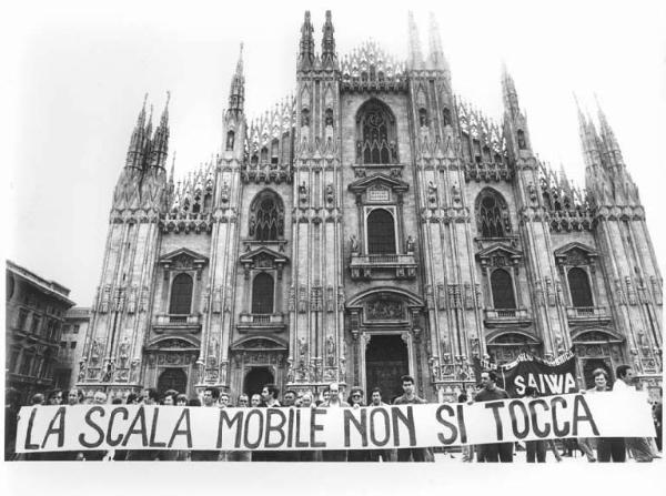 Sciopero generale dei lavoratori dell'industria in difesa dell'occupazione e della scala mobile - Corteo in piazza del Duomo - Lavoratori con striscione - Il Duomo - Cattedrale