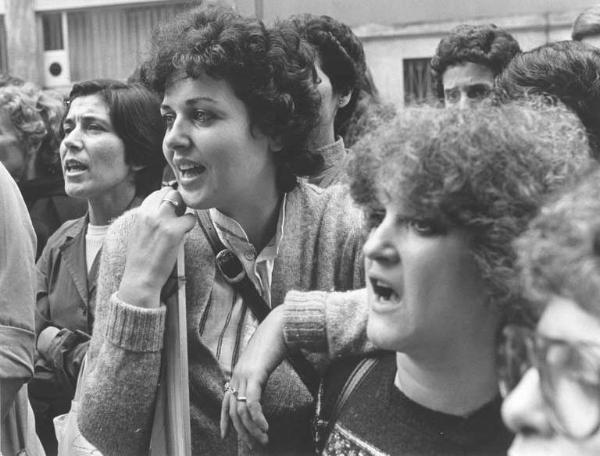 Sciopero dei lavoratori di diverse fabbriche contro i licenziamenti, per l'occupazione - Presidio davanti alla sede dell'Assolombarda - Ritratto femminile - Donne mentre cantano