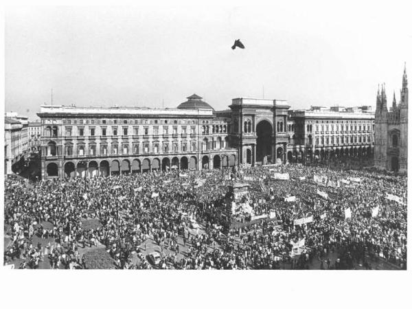 Sciopero generale a sostegno dei lavoratori della Fiat licenziati - Comizio in piazza del Duomo - Panoramica dall'alto - Folla di lavoratori - Striscioni - Ingresso della Galleria Vittorio Emanuele II - Portici