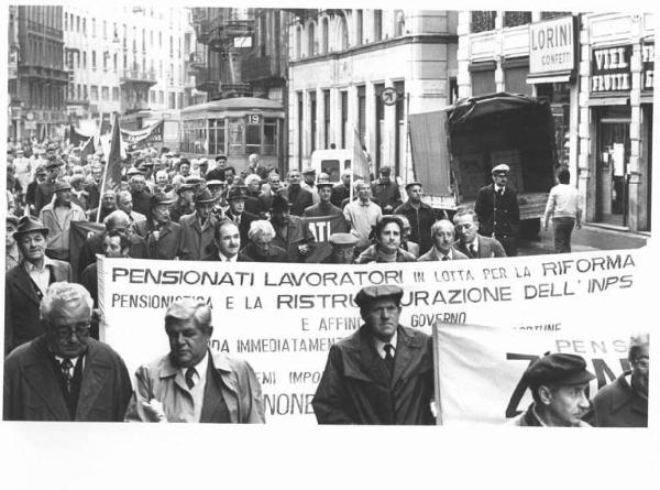 Manifestazione pensionati - Corteo - Striscione - Bandiere