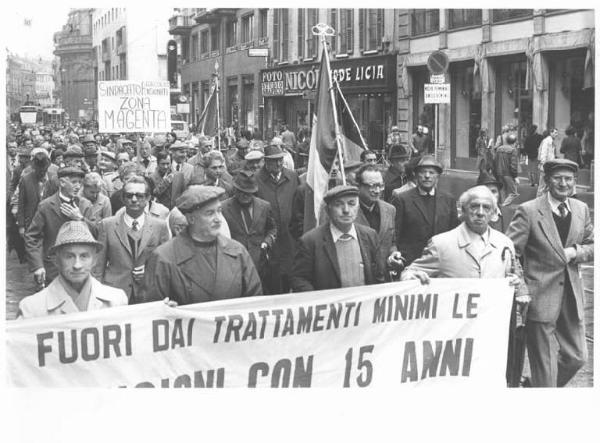 Manifestazione pensionati - Corteo - Striscione - Bandiere - Cartello