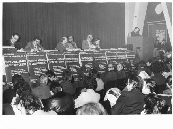 Camera del Lavoro - Salone "Di Vittorio" - Interno - Convegno regionale dei delegati chimici - Tavolo della presidenza - Oratore al microfono - Manifesti