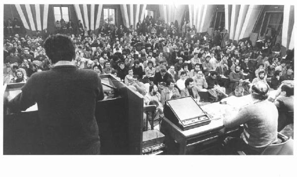 Camera del Lavoro - Salone "Di Vittorio" - Interno - Convegno regionale dei delegati chimici - Panoramica sulla sala - Tavolo della presidenza con oratori di spalle - Platea con pubblico