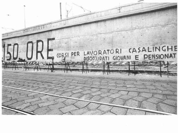 Quartiere di Lambrate - Scritta murale "150 ore. Corsi per lavoratori, casalinghe, disoccupati, giovani e pensionati"