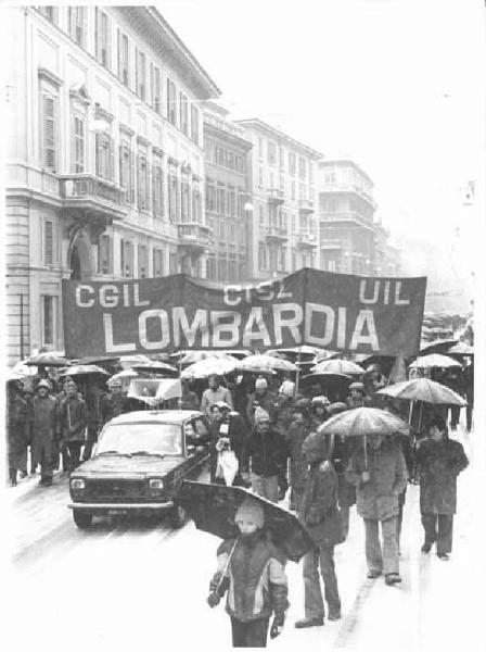 Sciopero generale indetto da Cgil, Cisl e Uil - Corteo sotto la neve in corso Venezia - Spezzone di Cgil, Cisl, Uil Lombardia - Striscione - Auto con altoparlante