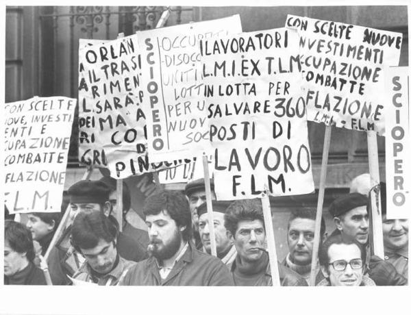 Sciopero di zona dei lavoratori metalmeccanici contro la politica economica del governo - Corteo in piazzale Lodi - Operai con cartelli Flm