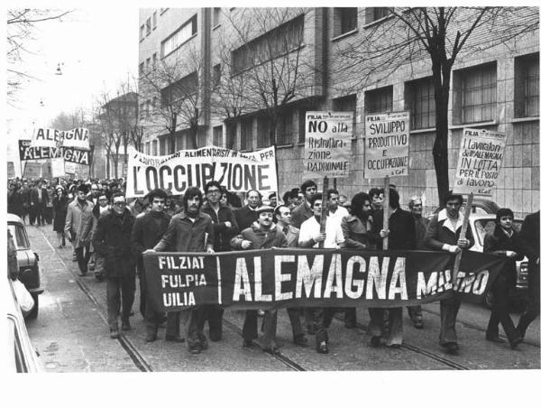 Sciopero dei lavoratori alimentaristi della Alemagna per l'occupazione - Corteo - Striscioni - Cartelli Filia