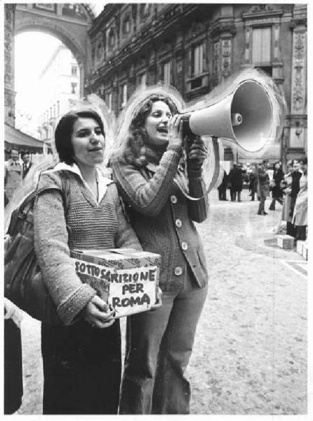 Sciopero dei lavoratori della Bloch contro i licenziamenti - Ritratto femminile - Lavoratrici in Galleria Vittorio Emanuele con megafono e scatola per sottoscrizione