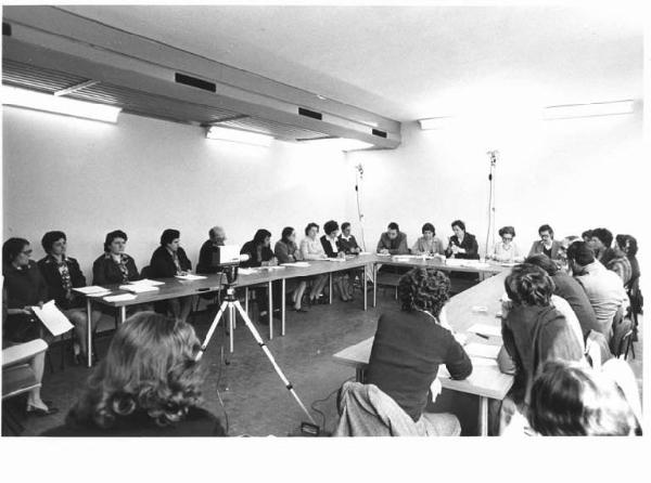 Conferenza stampa dei pensionati - Interno - Panoramica sulla sala - Tavoli con tra i relatori Merile Corradi - Cinepresa