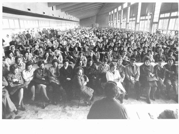 Fabbrica Imperial - Interno - Assemblea dei lavoratori per l'occupazione - Panoramica sulla sala - Lavoratrici