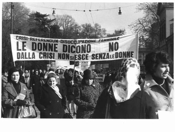 Manifestazione 8 marzo per la giornata internazionale della donna - Corteo in via Palestro - Donne con striscione