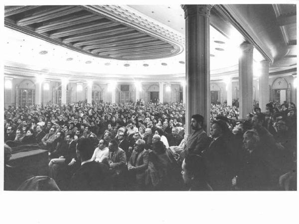 Cinema Odeon - Interno - Assemblea in preparazione dello sciopero generale del 18 dicembre - Platea: panoramica sul pubblico