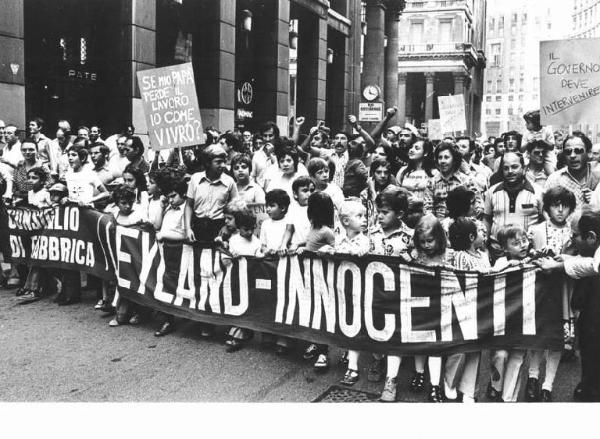 Sciopero dei lavoratori della Innocenti Leyland contro i licenziamenti - Corteo in corso Vittorio Emanuele II con i familiari - Bambini - Striscione - Cartelli