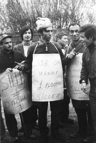 Sciopero dei lavoratori della Sillem - Presidio - Lavoratori con cartelli