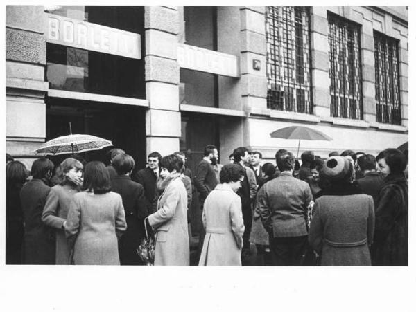 Fabbrica Borletti - Picchetto degli impiegati davanti all'ingresso della fabbrica - Insegna Borletti