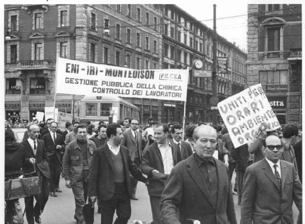 Sciopero dei lavoratori della Montedison - Corteo - Striscione - Cartelli