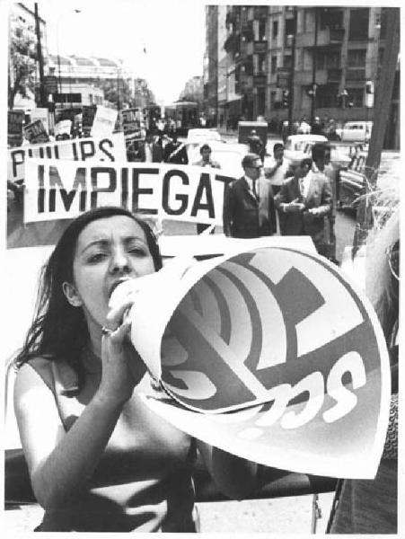Sciopero degli impiegati della Philips - Particolare del corteo - Donna con megafono fatto con cartello di sciopero - Striscioni - Cartelli di sciopero Fiom Cgil, Fim Cisl