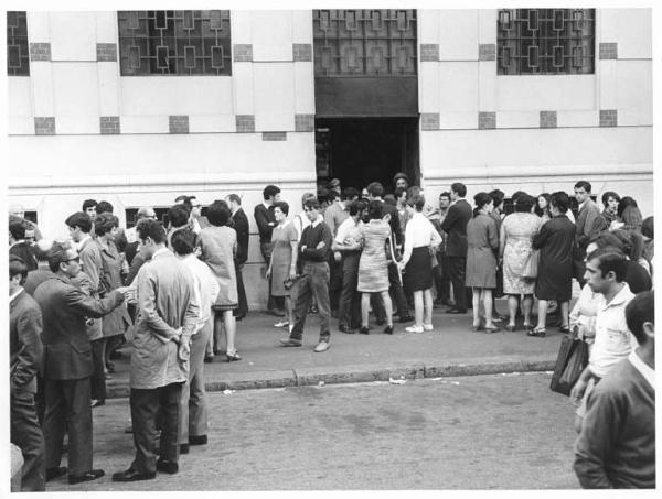 Sciopero degli impiegati della Borletti - Picchetto davanti all'ingresso della fabbrica - Lavoratrici con grembiule da lavoro