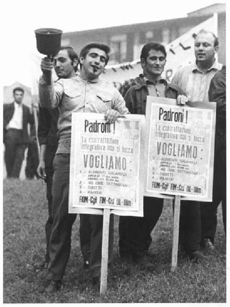 Sciopero unitario dei lavoratori metalmeccanici per il rinnovo del contratto - Foto di gruppo - Lavoratori con cartelli e campanaccio