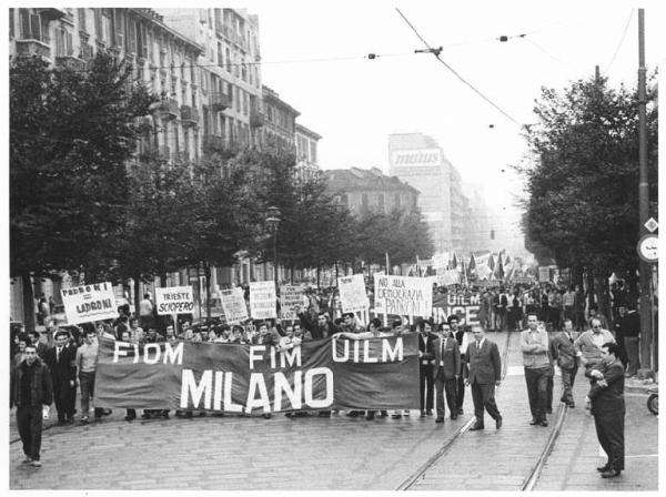 Manifestazione nazionale dei lavoratori metalmeccanici per il contratto - Corteo - Striscione - Cartelli di protesta - Bandiere