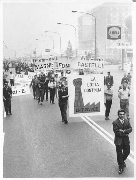 Manifestazione nazionale dei lavoratori metalmeccanici per il contratto - Corteo - Spezzone lavoratori della Magnetofoni Castelli - Striscione - Cartelli - Insegna Shell