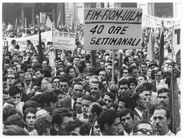 Manifestazione nazionale dei lavoratori metalmeccanici per il contratto - Comizio - Folla di lavoratori - Cartello Fim, Fiom, Uilm - Bandiere