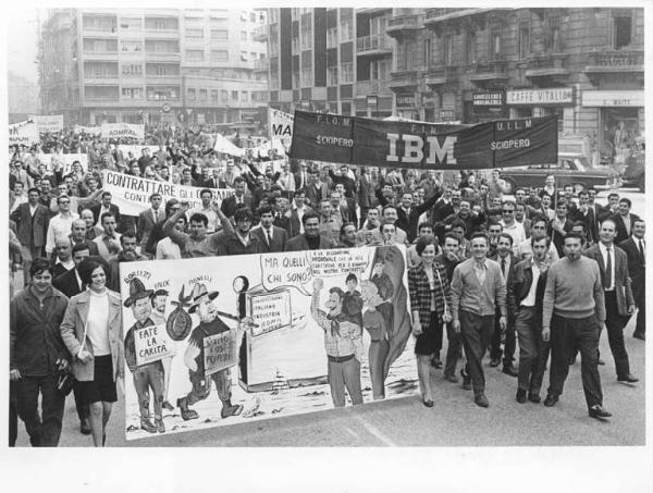 Sciopero dei lavoratori metallurgici per il rinnovo del contratto - Corteo proveniente da Sesto San Giovanni a Milano in Piazza Argentina - Spezzone lavoratori della Ibm - Striscioni - Cartello con vignetta