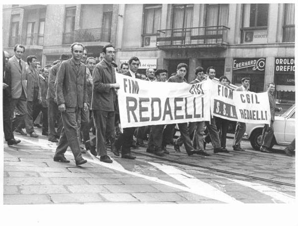 Sciopero dei lavoratori metallurgici per il rinnovo del contratto - Corteo proveniente da Porta Romana - Spezzone lavoratori della Redaelli - Operai con tuta da lavoro - Striscioni