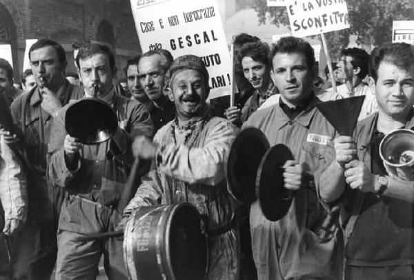 Sciopero generale per le riforme - Corteo - Spezzone lavoratori della Pirelli - Operai con tuta da lavoro - Tamburo, piatti, trombetta, campanaccio - Cartelli