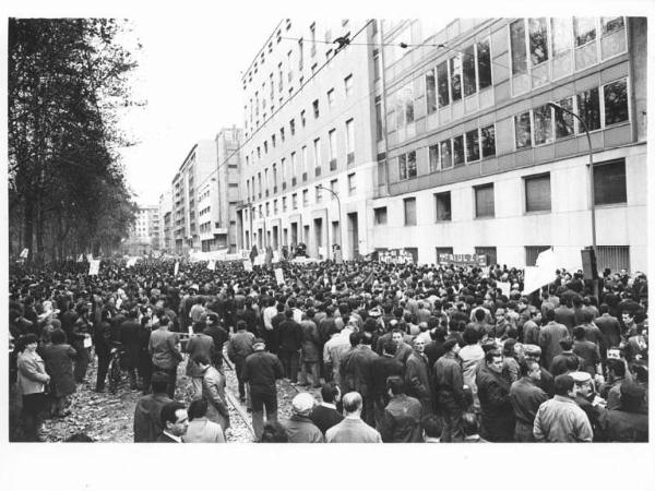 Manifestazione dei lavoratori metalmeccanici davanti alla Rai contro la disinformazione e le distorsioni sulle lotte - Panoramica sulla via - Lavoratori - Striscioni