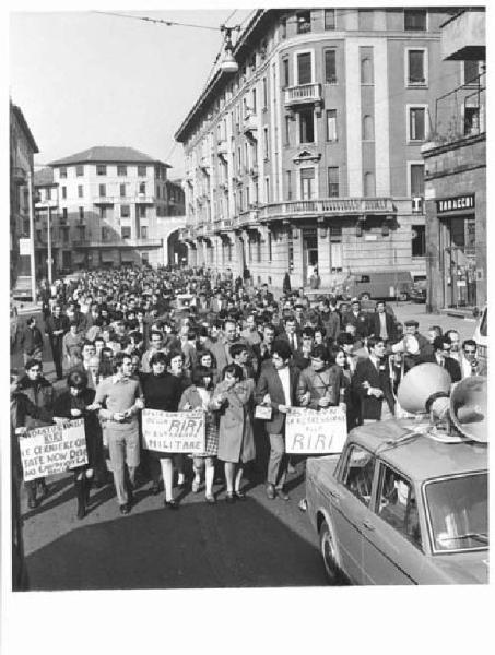 Sciopero dei lavoratori della Riri - Corteo - Uomo con megafono - Cartelli - Auto con altoparlanti