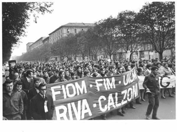 Manifestazione dei lavoratori metalmeccanici contro le violenze della polizia - Corteo - Spezzone lavoratori della Riva Calzoni - Striscioni - Operaio con tuta da lavoro e campanaccio