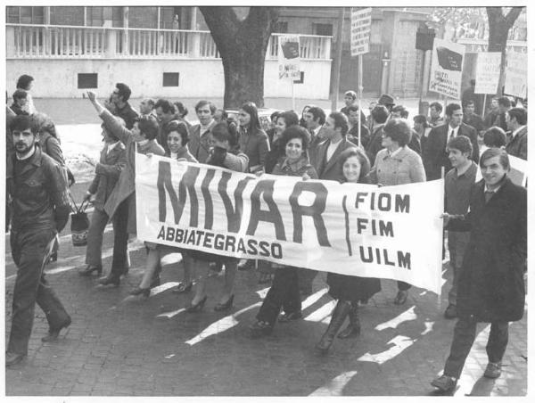 Manifestazione nazionale dei lavoratori metalmeccanici per il contratto di lavoro - Corteo - Spezzone lavoratrici della Mivar di Abbiategrasso - Striscione - Cartelli