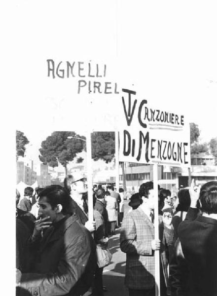 Manifestazione nazionale dei lavoratori metalmeccanici per il contratto di lavoro - Corteo - Cartello sulla Rai