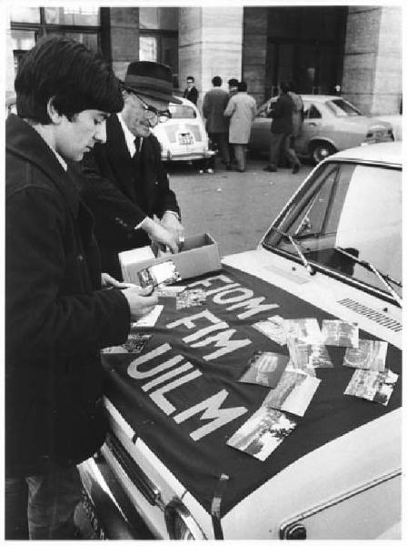 Manifestazione nazionale dei lavoratori metalmeccanici per il contratto di lavoro - Auto - Bandiera Fiom, Fim, Uilm - Cartoline di Roma