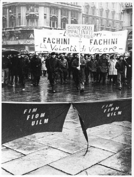 Manifestazione silenziosa dei lavoratori metalmeccanici per il contratto di lavoro e contro l'arresto di 4 lavoratori - Corteo sotto la pioggia - Spezzone lavoratori della Fachini - Striscione - Cartello - Bandiere Fim Fiom Uilm