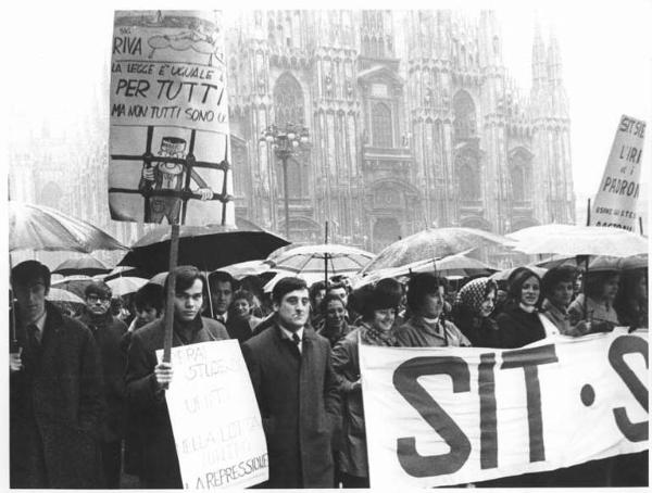 Manifestazione silenziosa dei lavoratori metalmeccanici per il contratto di lavoro e contro l'arresto di 4 lavoratori - Corteo sotto la pioggia in piazza del Duomo - Spezzone lavoratrici della Sit Siemens - Studenti - Striscione - Cartelli