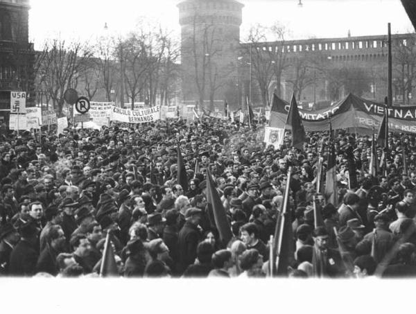 Manifestazione per la pace in Vietnam - Piazza Castello - Comizio - Folla di manifestanti - Striscioni - Bandiere - Cartelli - Castello Sforzesco