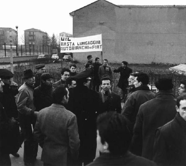 Sciopero dei lavoratori della Autobianchi - Picchetto davanti all'ingresso della fabbrica - Discussione operai-forze dell'ordine - Striscione Uil