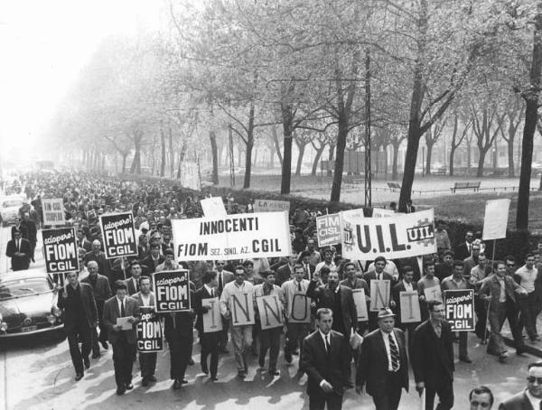 Sciopero dei lavoratori della Innocenti - Testa del corteo - Operai - Striscione Uil - Cartelli di sciopero Fiom Cgil, Fim Cisl