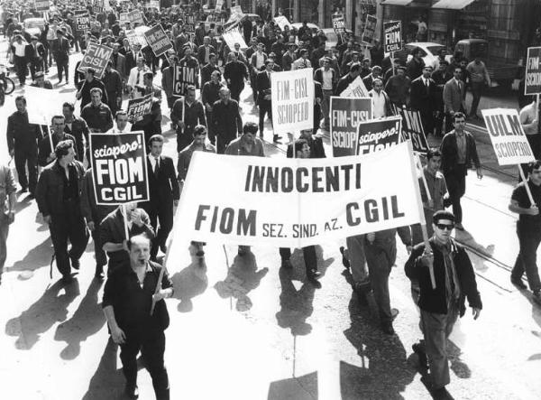 Sciopero dei lavoratori della Innocenti - Corteo - Striscione - Cartelli di sciopero Fiom Cgil, Fim Cisl, Uilm