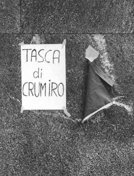 Sciopero dei lavoratori della Innocenti - Tasca di crumiro appesa al muro