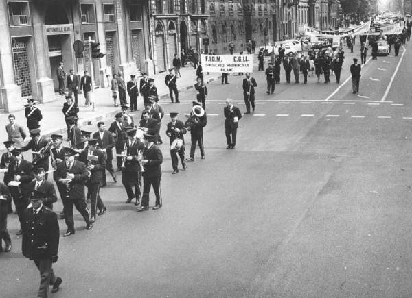 Festa dei lavoratori - Manifestazione del primo maggio - Corteo in corso Venezia - Banda - Striscioni - Carabinieri