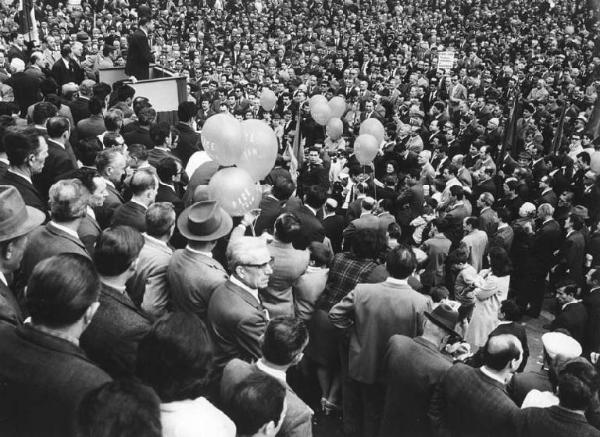 Festa dei lavoratori - Manifestazione del primo maggio - Piazza del Duomo - Comizio - Palco - Luciano Lama al microfono - Folla - Cartelli - Bandiere