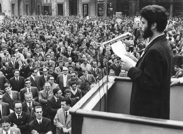 Festa dei lavoratori - Manifestazione del primo maggio - Piazza del Duomo - Comizio - Palco - Rappresentante degli studenti al microfono - Folla