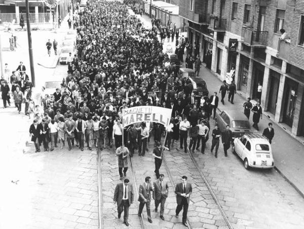 Sciopero dei lavoratori della Magneti Marelli - Corteo da Sesto San Giovanni alla sede dell'Assolombarda a Milano - In prima fila i sindacalisti Pierre Carniti e Annio Breschi - Striscione