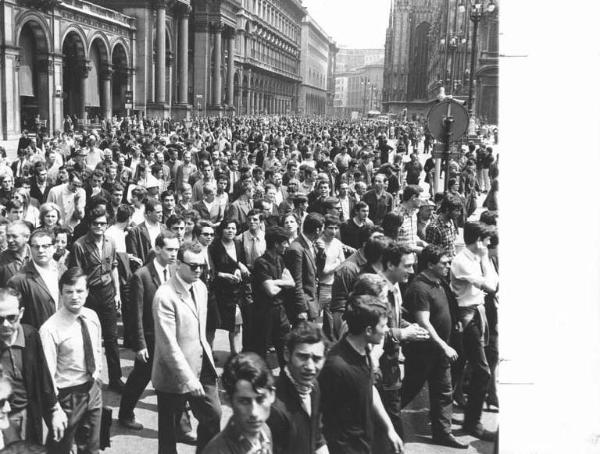 Sciopero dei lavoratori della Magneti Marelli - Corteo da Sesto San Giovanni alla sede dell'Assolombarda a Milano - Corteo dei lavoratori arriva in piazza del Duomo