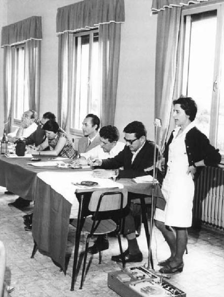 Interno - Convegno indetto dalla Fiom sulle condizioni delle lavoratrici - Tavolo della presidenza con Pierluigi Perrotta, Elio Giovannini, Jone Bagnoli, Leonardo Banfi, Lauro Casadio, Saverio Nigretti - Lavoratrice al microfono